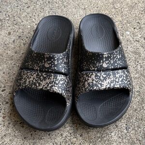 Like New Unisex OOFOS OOahh Luxe Slide sandals in a limited edition W11 M9